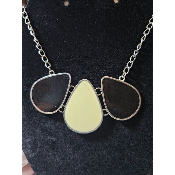 *Sale* Silver tone necklace with black and white pendant - Picture 1 of 11